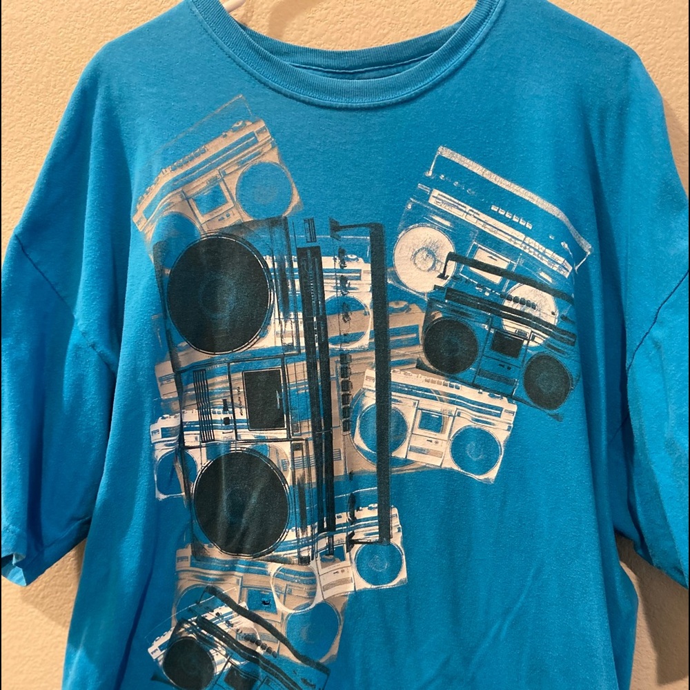 Blue Radio graphic tshirt
